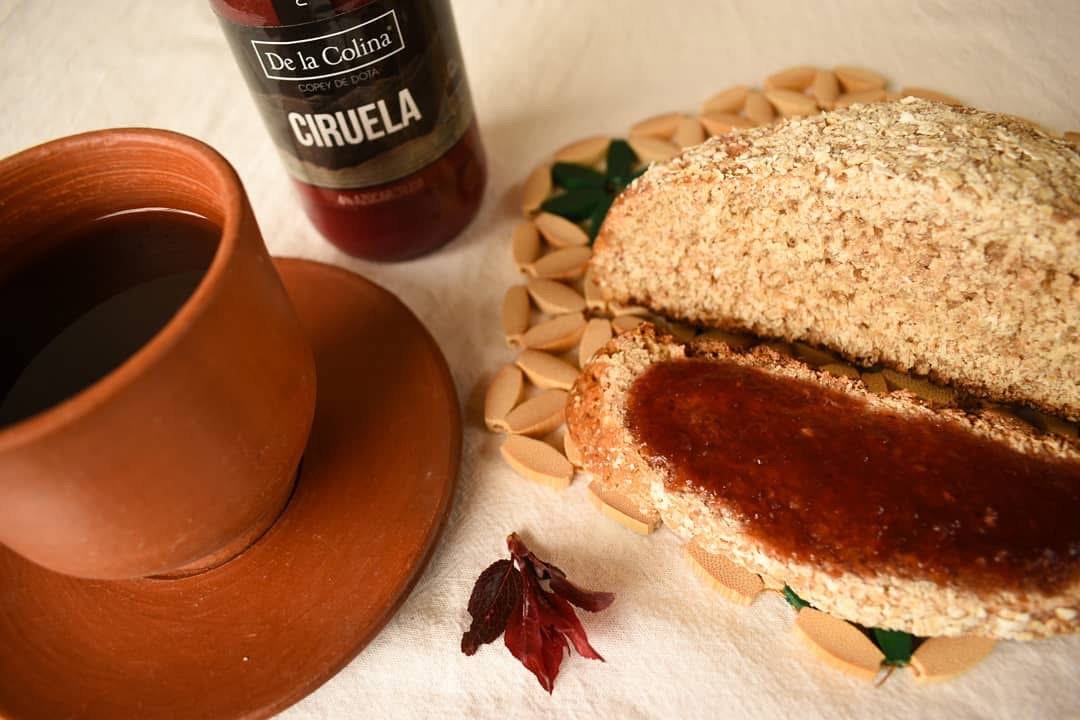 Producto de ciruela y pan artesanal