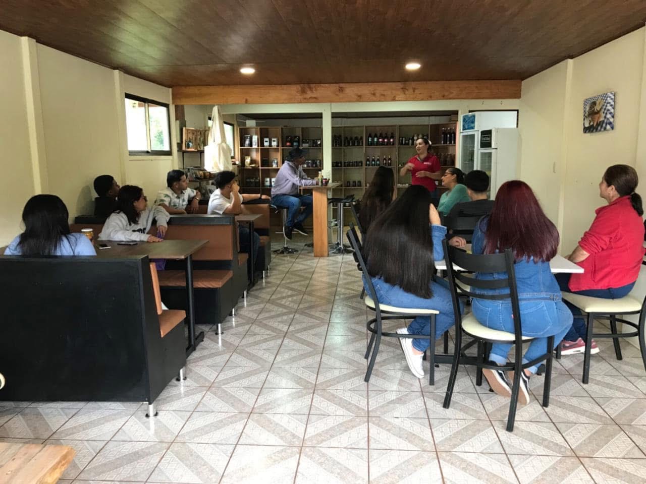 Reunión en cafetería De la Colina CR